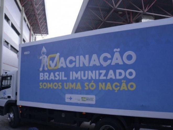 O número total de entregas inclui 46,9 milhões de doses que foram produzidas no Instituto de Tecnologia em Imunobiológicos (Bio-Manguinhos/Fiocruz) e 4 milhões de vacinas importadas prontas do Instituto Serum, da Índia