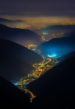 A foto que viralizou no domingo é do Vale das Luzes, na Bréscia, Lombardia, Itália
