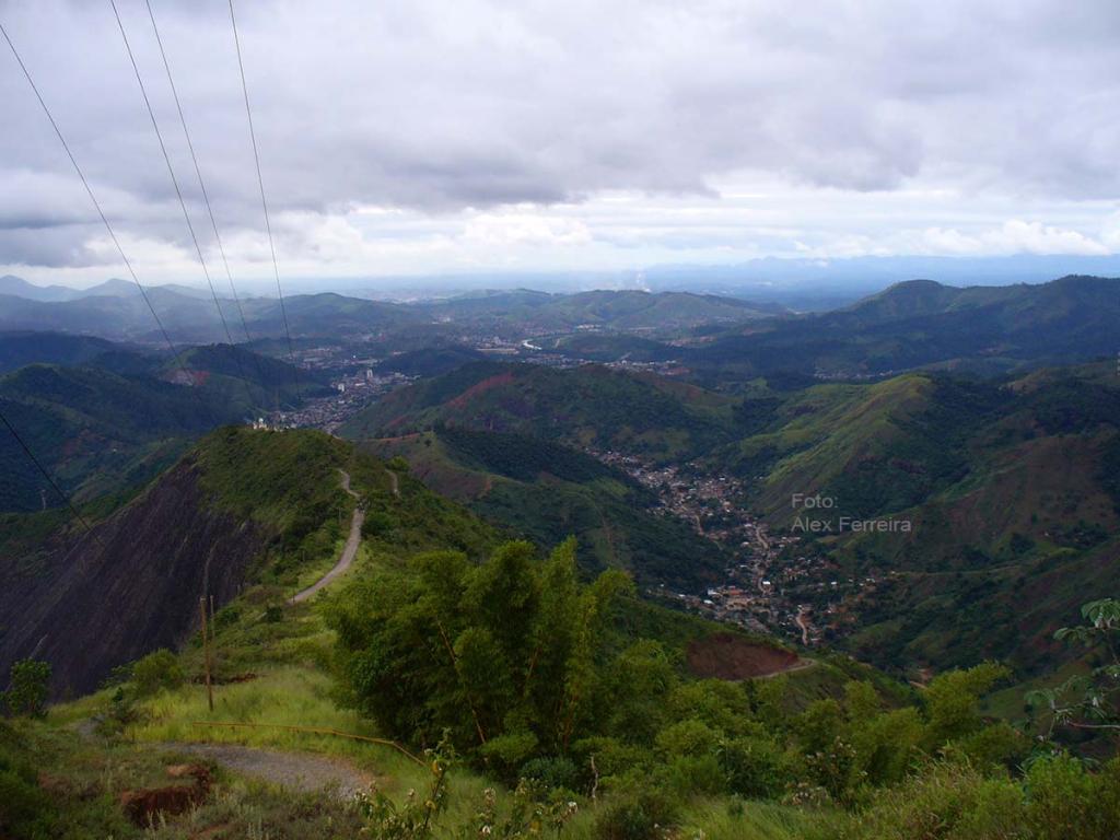Do pico Ana Moura pode-se avistar todas as cidades da Região Metropolitana do Vale do Aço e cidades circunvizinhas, mas nada que se assemelha à formação de serras na foto da Brescia, Itália
