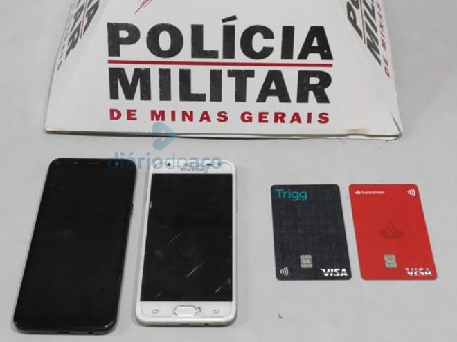 Os dois celulares e os cartões de crédito das vítimas foram recuperados pelos policiais militares na abordagem de rotina