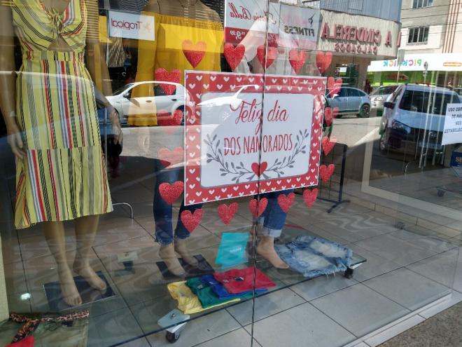 Empresários investiram em suas vitrines e acreditam em boa saída de roupas, calçados, artigos esportivos, perfumes e smartphones
