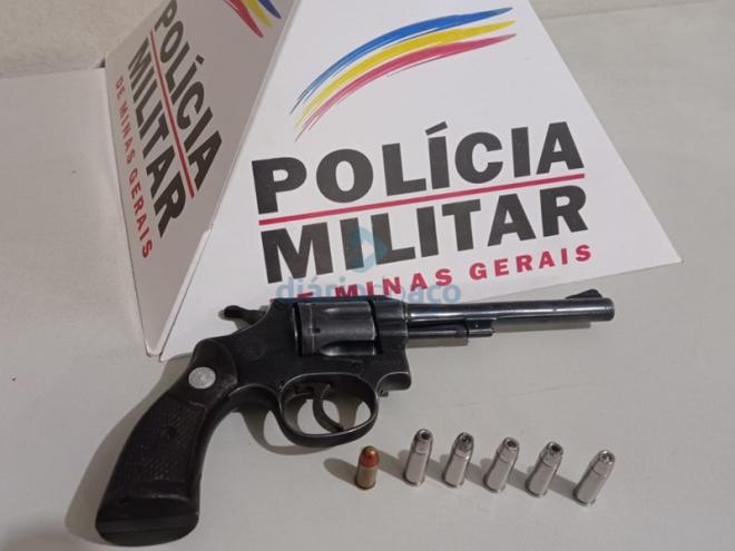 O revólver de calibre 32 estava com seis cartuchos, sendo cinco do mesmo calibre e uma de calibre 7.65