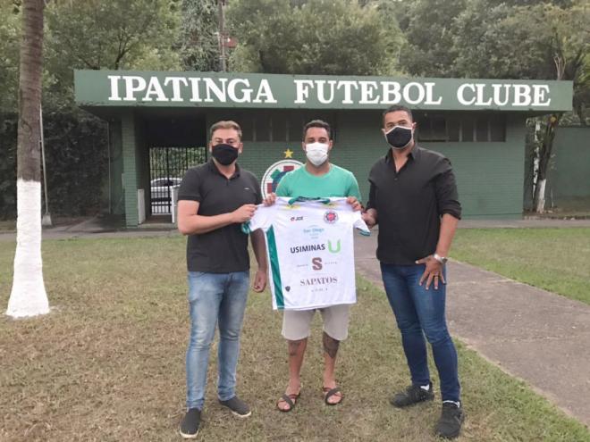 Ibson, ao lado do presidente Nicanor Pires e do diretor de futebol Carlos Oliveira, recebeu a camisa 10 do Tigre e começa a treinar nesta quarta-feira