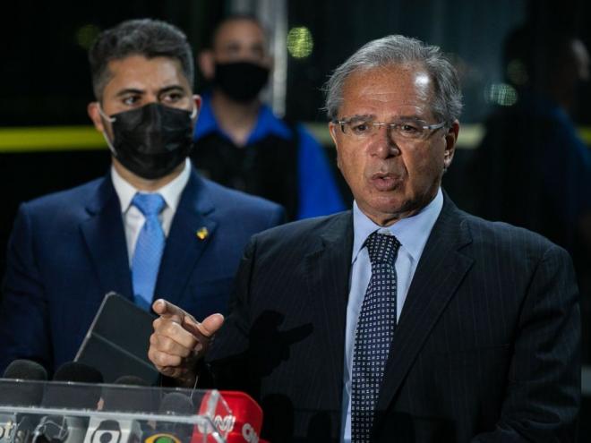 O ministro da Economia, Paulo Guedes, informou sobre o auxílio emergencial nesta terça-feira (8)