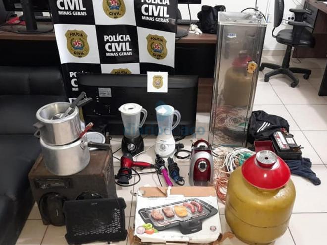 Os objetos apreendidos pelos policiais com o jovem preso e receptadores