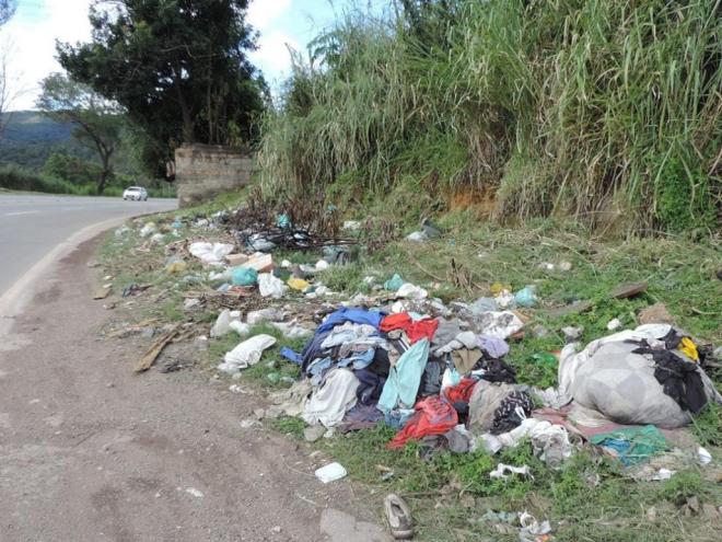  Lixo gera problemas ambientais e estruturais para a rodovia, o que oferece riscos para quem trafega, além de degradar o meio ambiente  