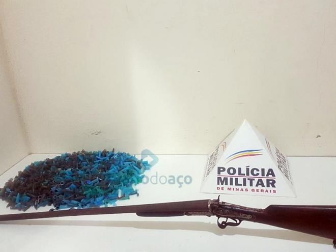 A arma de calibre 44 foi encontrada nas proximidades destes diversos pinos vazios que são usados para acondicionar cocaína