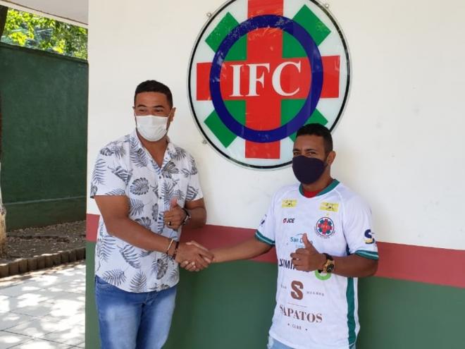 O diretor de futebol do clube, Carlos Oliveira, apresentou oficialmente o volante