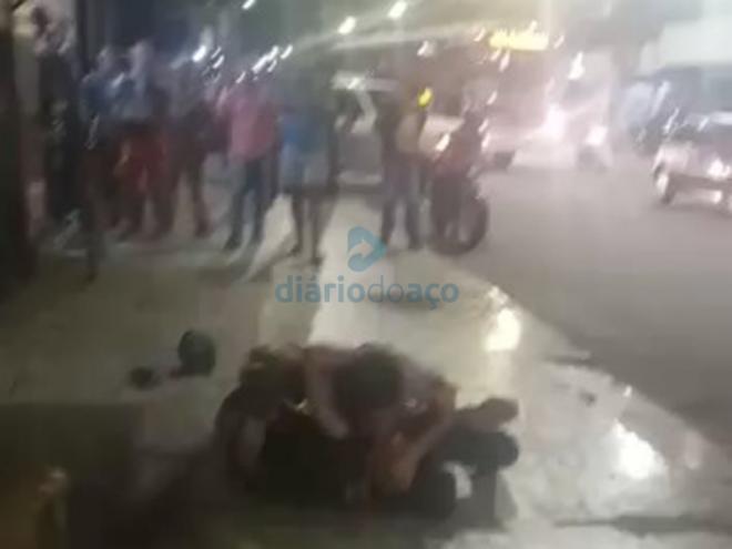 O momento da briga entre os envolvidos na porta de um bar