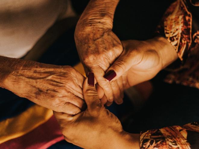 Ensaio com mãos de idosos teve a presença de pessoas que fazem parte do serviço de convivência 