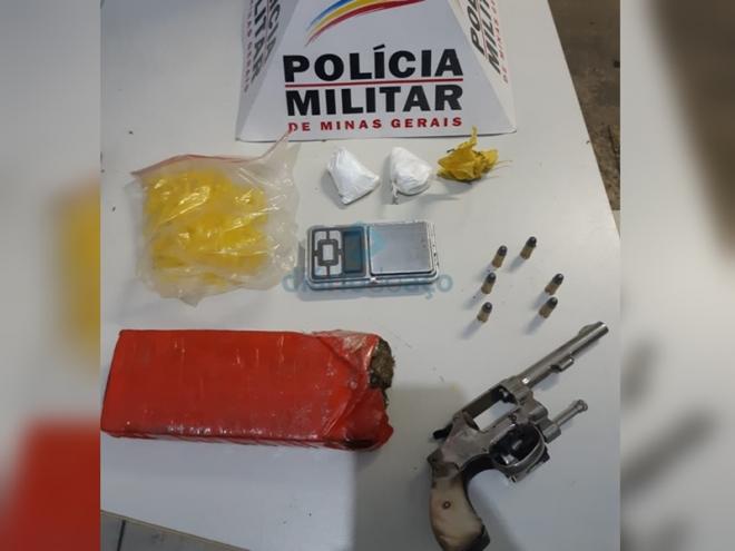 O revólver calibre 32 e as porções de maconha e cocaína apreendidas na casa alvo de uma denúncia anônima
