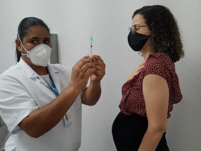 Mulheres poderão ser imunizadas com as vacinas Pfizer e CoronaVac