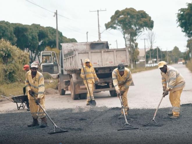 Obras de recuperação da pista do Distrito Industrial de Santana do Paraíso 