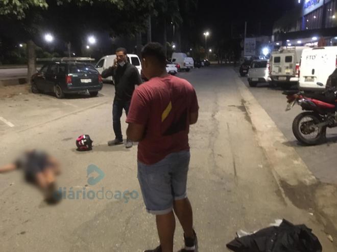 A vítima estava com fones de ouvido e não teria escutado a aproximação da motocicleta