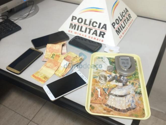Entre os objetos apreendidos pelos policiais, estava o celular furtado em uma das lojas arrombadas no Horto