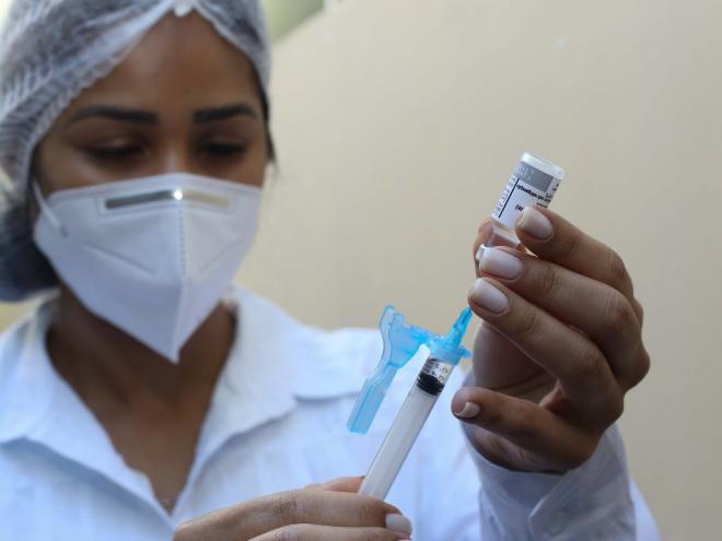 A maior cobertura é do grupo de trabalhadores em saúde, em que 80% dos profissionais já foram imunizados