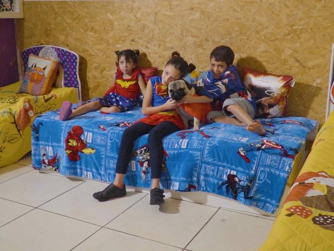 Agora, as crianças estão na companhia do cãozinho Super Max