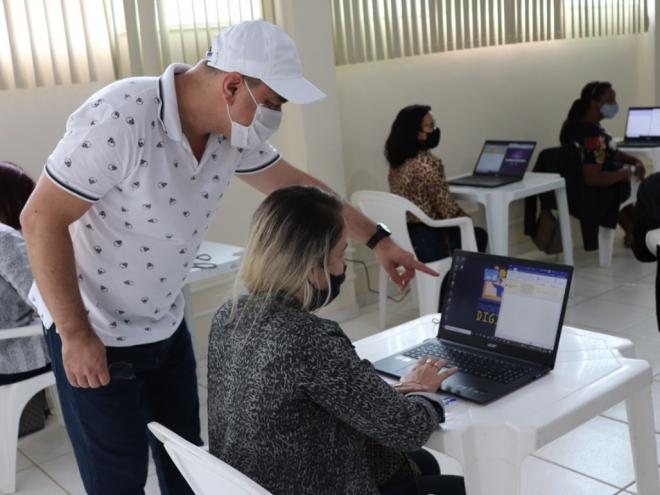 Durante as capacitações,os professores entrarão em contato com novas formas de ensinar e usar a tecnologia a seu favor