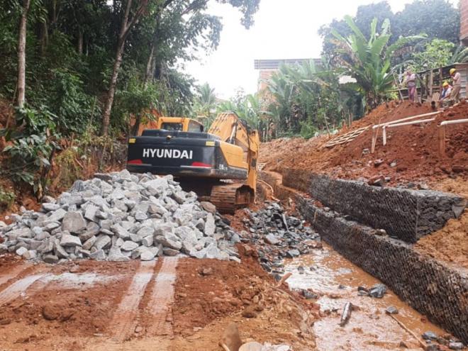 As obras estão concentradas nos fundos dos lotes situados na avenida José Raimundo, nas imediações das ruas Tambaqui e Piau 