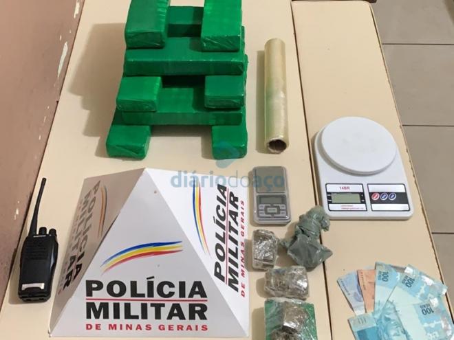 As barras de maconha e outras porções menores que foram apreendidas na casa localizada no Alphaville