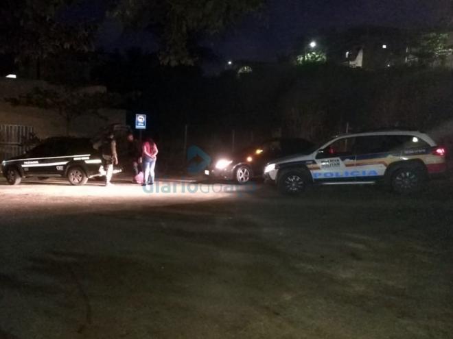 O momento que policiais civis e militares deram voz de prisão ao foragido da Justiça