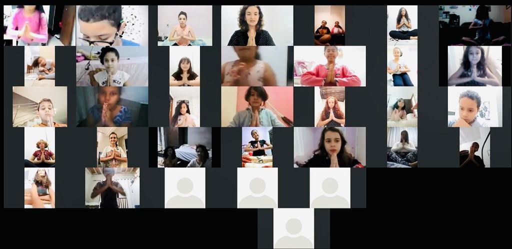 Os alunos do coral participam de atividades on-line, como a oficina de Yoga desta semana