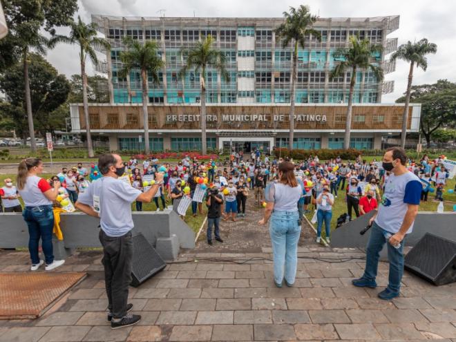Passeata começou na Praça 1º de Maio e terminou em frente à prefeitura