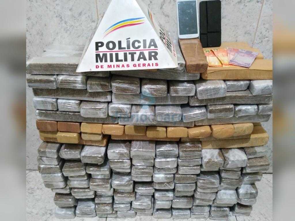 As 176 barras da droga que estavam no porta-malas de um Renault Logan