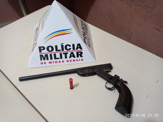 Arma cartucheira foi apreendida com homem de 29 anos