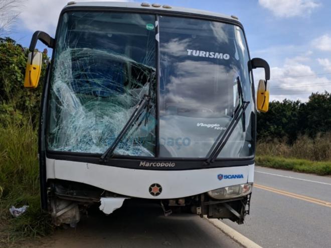 O motorista do ônibus tentou desviar o veículo para evitar a colisão, mas não conseguiu