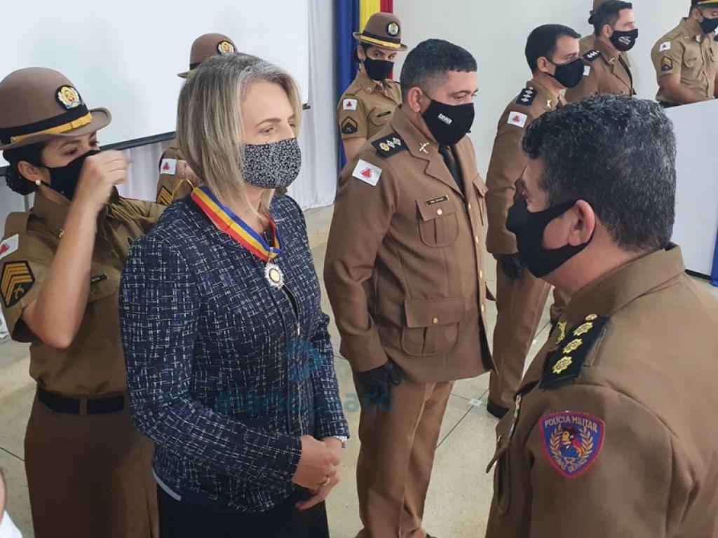 Dayse Mara Silveira Baltazar, juíza de Direito da Comarca de Ponte Nova, recebe a medalha Alferes Tiradentes