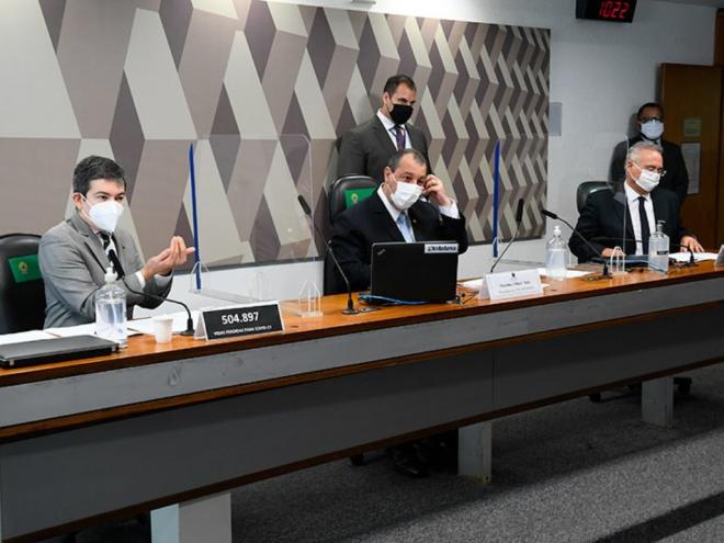 Randolfe Rodrigues, Omar Aziz e Renan Calheiros na reunião da CPI desta quarta-feira