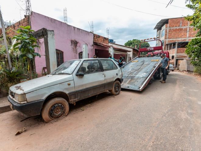 Proprietários são notificados e têm prazo de  48 horas para a retirada da via pública, conforme dispõe a Lei Municipal 2.796, de 10 de dezembro de 2010