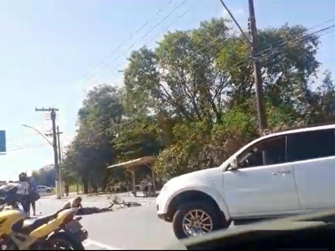O acidente ocorreu na avenida Acesita, no bairro Olaria II, em Timóteo 