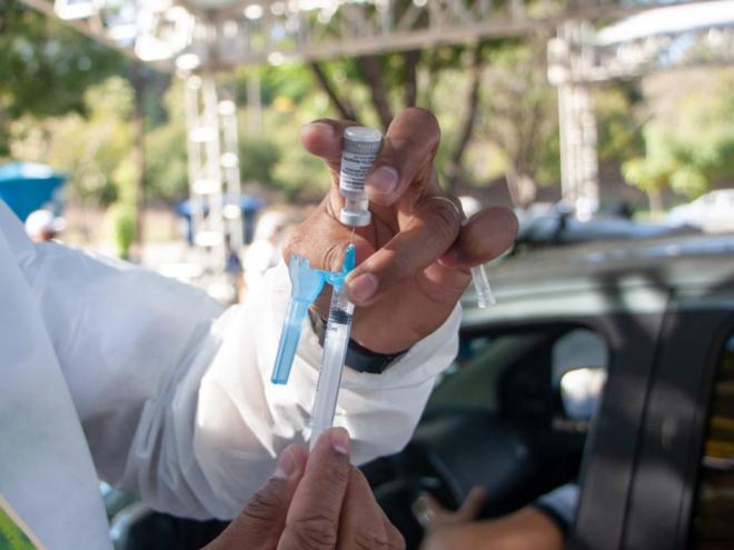 Expectativa da Secretaria de Saúde é que até meados de julho sejam vacinadas pessoas na faixa etária de 40 anos