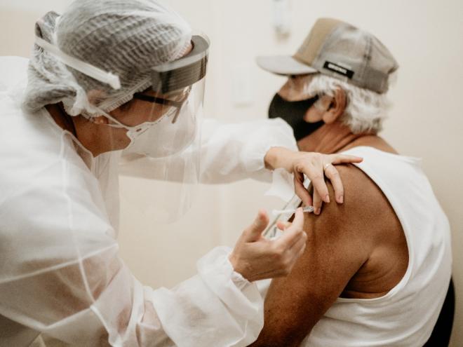 Pessoas nessa faixa etária devem apresentar Cartão SUS, RG e CPF e Comprovante de Residência