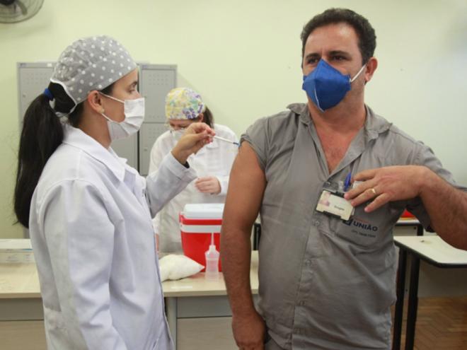 Cidadão deve apresentar um documento com foto, CPF, cartão de vacinação e comprovante de endereço