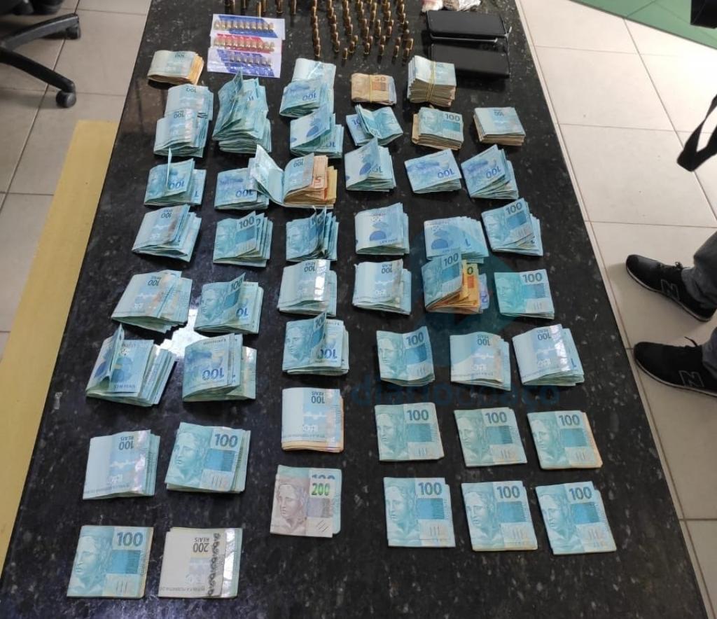 A polícia acredita que o montante apreendido é resultado do tráfico de entorpecentes 