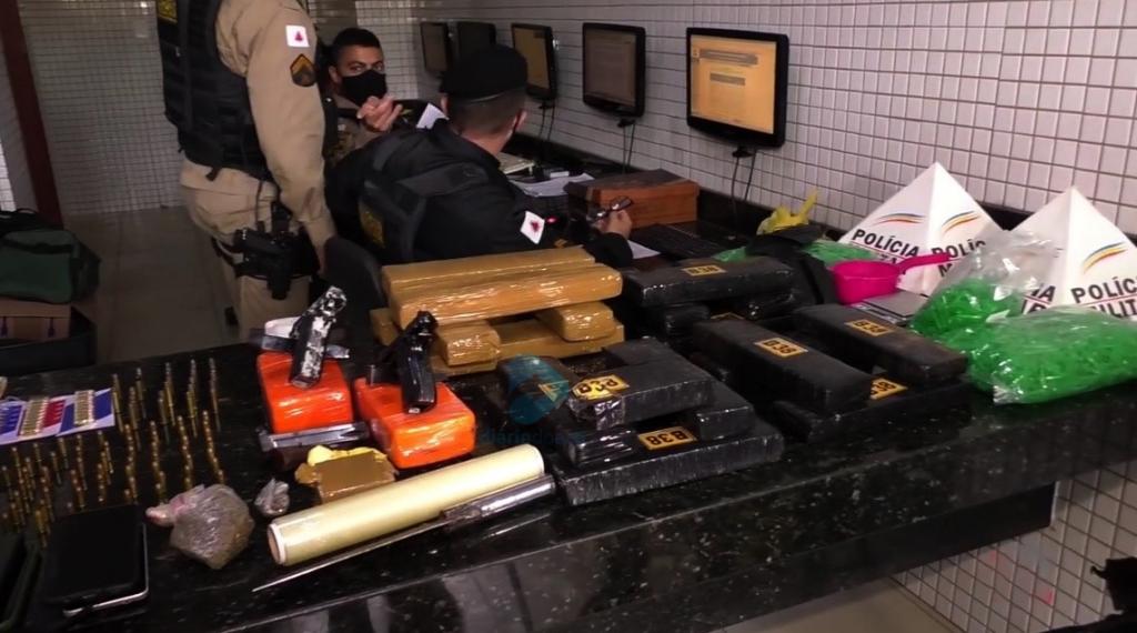 Entre os produtos apreendidos estão barras de maconha, crack, cocaína, armas, munição e mais de R$ 67 mil em dinheiro