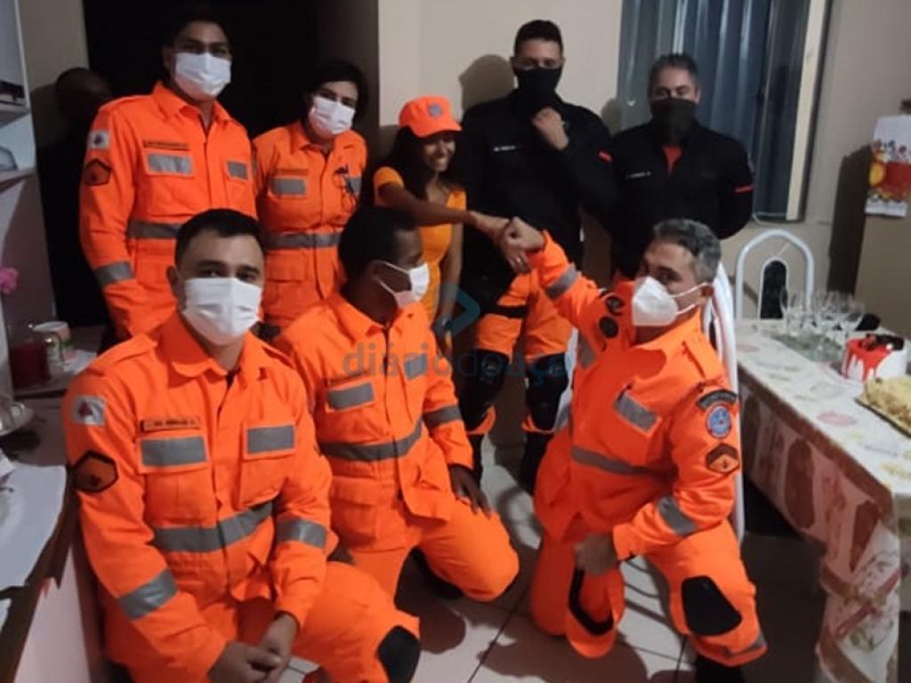Markilene em meio aos homenageados no Dia Nacional do Bombeiro