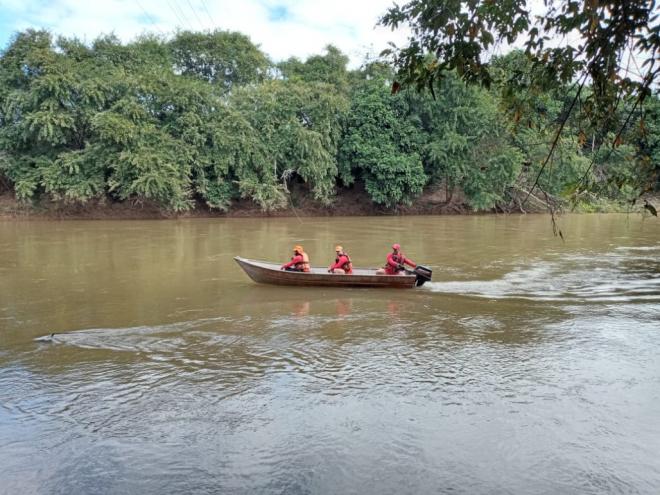 Equipes dos Bombeiros Militares iniciaram buscas no sábado e retomam trabalho nesta segunda-feira, nas proximidades da Ponte Queimada