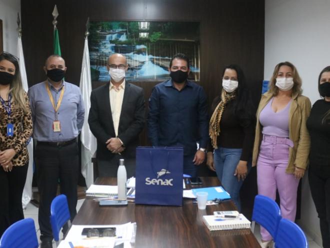 Prefeito Bruno Morato e outros membros do governo reuniram-se com representantes regionais do Senac-MG
