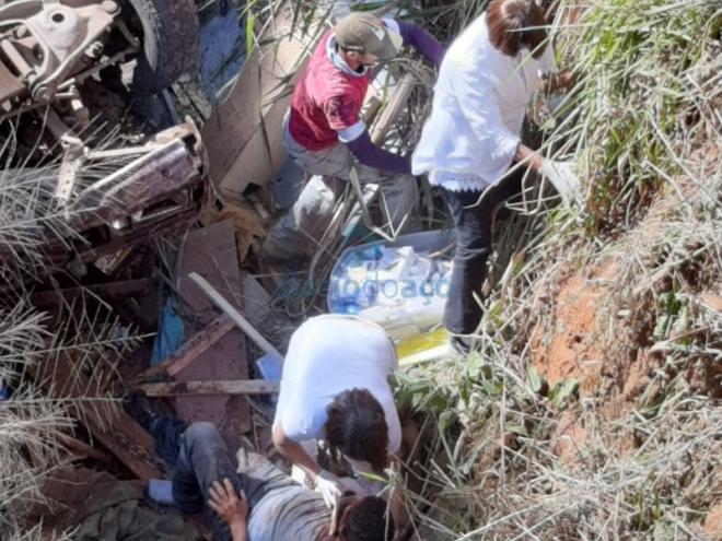 O veículo ficou com as rodas para cima ao despencar pelo barranco, na margem da rodovia