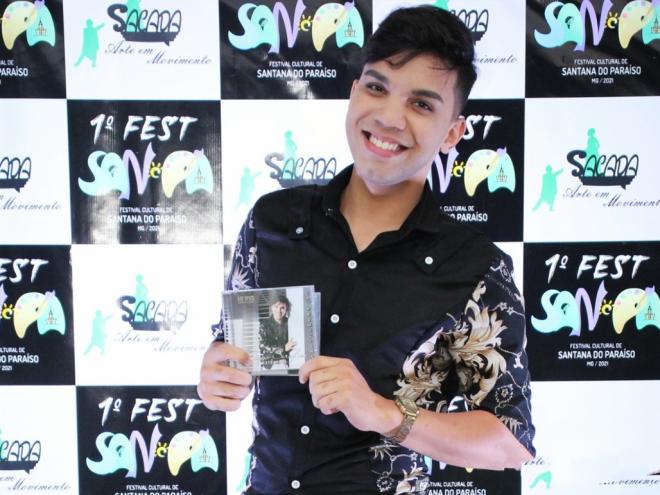 Tiago apresenta canções gospel em ritmos variados: celebração da vida