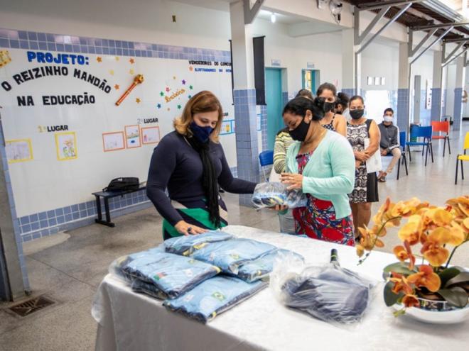 As primeiras escolas municipais a iniciarem a distribuição foram a Padre Bertollo, no bairro Cidade Nobre; João Amparo Damasceno, localizada no Vila Celeste, e Everson Magalhães Lage, no Jardim Panorama