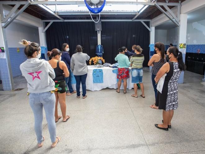 A entrega será realizada de forma gradativa, já que, antes das peças serem repassadas aos estudantes, uma equipe fiscalizadora trabalha na organização do material