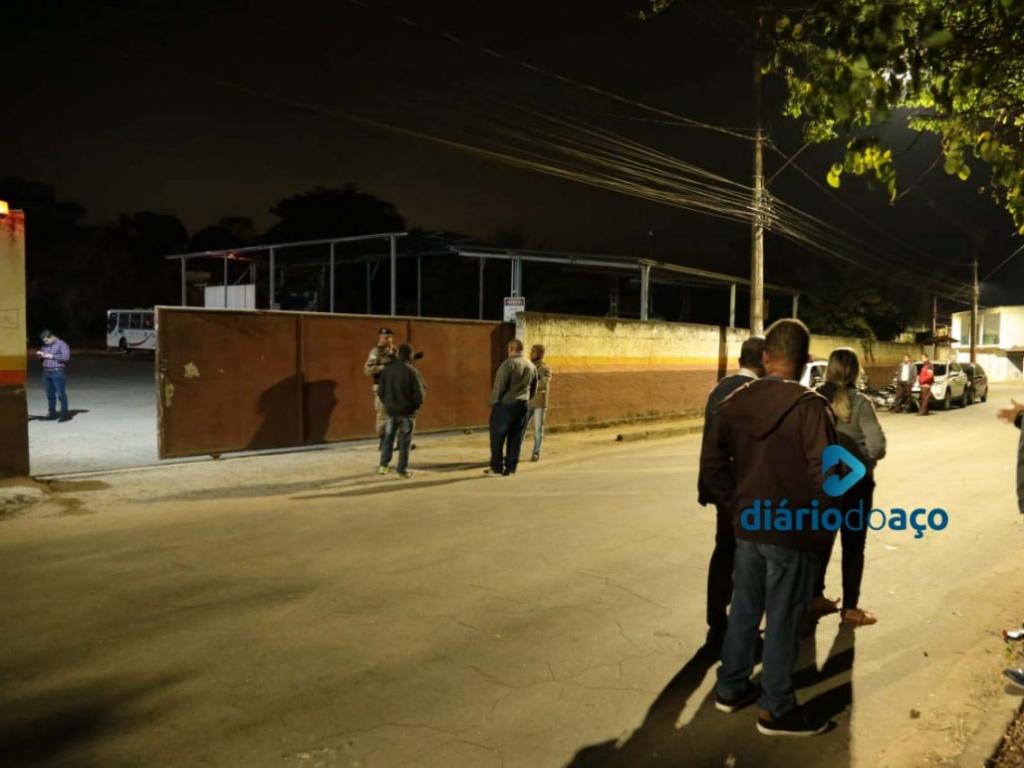 Mobilização foi iniciada ainda na madrugada, em frente a garagem da empresa de ônibus em Coronel Fabriciano 