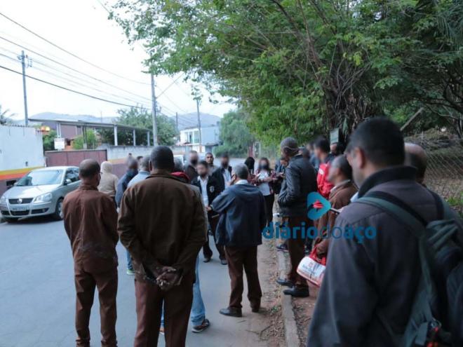 Desde o começo da manhã trabalhadores estão reunidos nas proximidades da garagem das empresas concessionarias, em Timóteo e em Coronel Fabriciano 