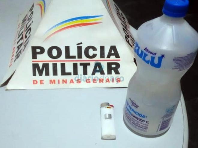 A garrafa com álcool e o isqueiro usados para atear fogo na vítima