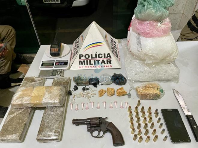 As porções de maconha, crack e outros objetos apreendidos pelos policiais no distrito de Barra Alegre